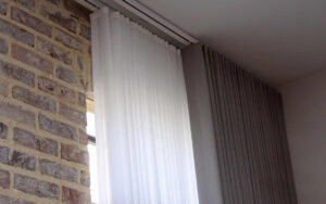 Persianas y Cortinas Tecnoblinds. La Cortina Olelé (o De Broche), A diferencia de la cortina paloma, cuenta con un mecanismo de persianas y broche las cuales son fáciles de quitar e instalar para su limpieza. Son la mejor opción para ventanas grandes. La Tela es sujetada al cortinero por medio de Broches. Disponible en 3 Tipos de Tela: Traslúcida, Semi-Traslúcida y Black Out.