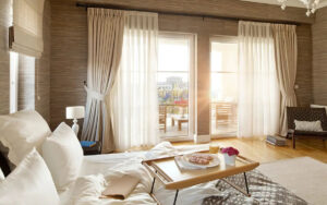 Persianas y Cortinas Tecnoblinds. La Cortina Paloma está elaborada y pensada para aquellos que les gusta el modelo de cortina tradicional. Con amplia variedad de telas de todo tipo y una inigualable calidad en costuras. Estas cortinas son adecuadas para cualquier habitación en el hogar e incluso en espacios acristalados. La tela es sostenida al cortinero por medio de ganchos. Disponible en 3 Tipos de Tela: Traslúcida, Semi-Traslúcida y Black Out.